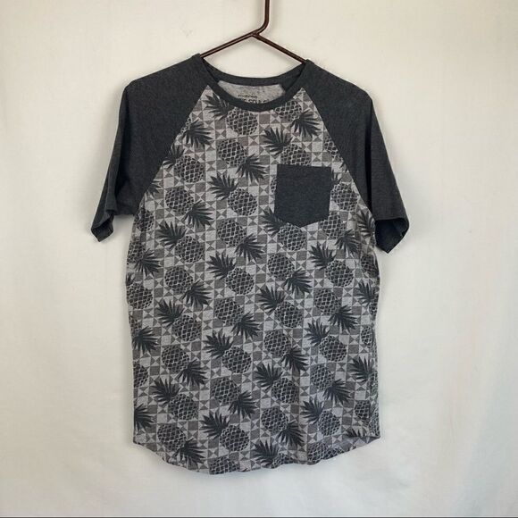 Pineapple shirt!   - Picture 1 of 6